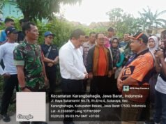 Pj Bupati Bekasi Dedy Supriyadi Serahkan Bantuan Langsung Perbaikan Rumah,Warga Penderita Lumpuh Dikarang Bahagia.