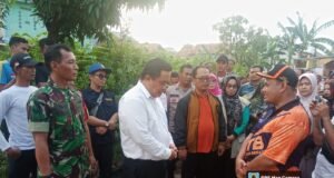 Pj Bupati Bekasi Dedy Supriyadi Serahkan Bantuan Langsung Perbaikan Rumah,Warga Penderita Lumpuh Dikarang Bahagia.