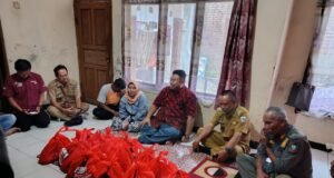 Anggota DPRD Garut Fraksi PDIP Yudha Puja Turnawan,Menengok Korban Kebakaran.