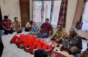 Anggota DPRD Garut Fraksi PDIP Yudha Puja Turnawan,Menengok Korban Kebakaran.