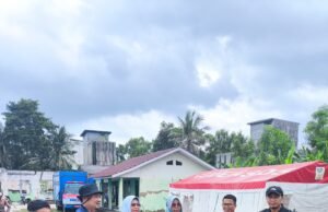 Plt. Kadinkes Lampung Selatan, Lakukan Pemantauan Fasyankes Dan Berikan Bantuan Korban Banjir Desa BandarAgung.