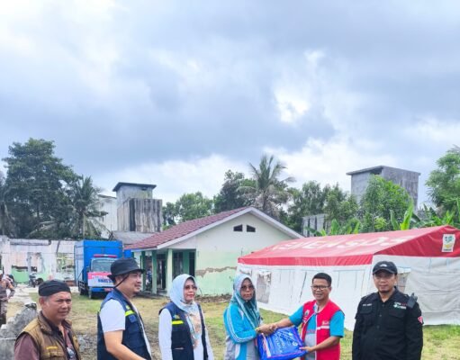 Plt. Kadinkes Lampung Selatan, Lakukan Pemantauan Fasyankes Dan Berikan Bantuan Korban Banjir Desa BandarAgung.