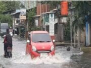Akibat saluran Drainase kurang lancar, Jalan Raya Pule Karang Setia Karang Anyar Banjir.