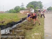 Pemerintah Desa Jayalaksana Bersama Mahasiswa Unsika,Mengadakan Kerja Bakti Jalan Protokol CabangBungin.