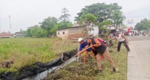 Pemerintah Desa Jayalaksana Bersama Mahasiswa Unsika,Mengadakan Kerja Bakti Jalan Protokol CabangBungin.