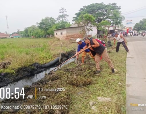Pemerintah Desa Jayalaksana Bersama Mahasiswa Unsika,Mengadakan Kerja Bakti Jalan Protokol CabangBungin.
