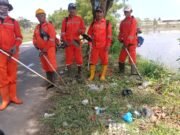 Pemerintah Desa Jayalaksana, Menggelar Aksi Bersih-Bersih Bahu Jalan Menyambut Bulan Suci Ramadhan.