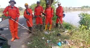 Pemerintah Desa Jayalaksana, Menggelar Aksi Bersih-Bersih Bahu Jalan Menyambut Bulan Suci Ramadhan.