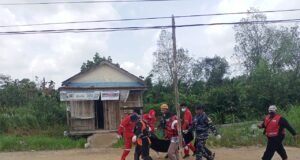 Lanal Palembang Evakuasi Nelayan Tenggelam Diperairan Kuala Duri.