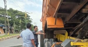 Sopir Dump Truk di Cikarang Selatan Meninggal Terjepit Bak Saat Perbaikan.