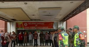 Babinsa Kelurahan Pasar Sarolangun Dampingi Sekda Kabupaten Sarolangun,Sidak Pasar Tradisional Sambut Ramadhan.