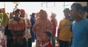 Kantor Desa Digeruduk Warga Meminta Keadilan,Diduga Oknum Polisi Lakukan Penganiayaan Terhadap Saksi.