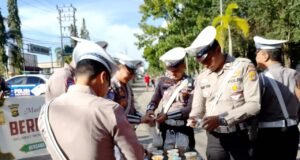 Polres Merangin Berbagi Takjil Untuk Pengendara Roda Dua.