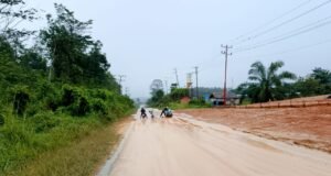 Jalan Nasional Lintas Kota Bangko Kabupaten Merangin di Selimuti Lumpur.