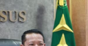 Kejaksaan Agung Memeriksa 3 Orang Saksi dan 7 Orang Tersangka Sebagai Saksi, Terkait Perkara Minyak Mentah PT Pertamina.