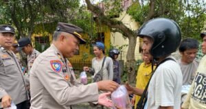 Bulan Penuh Barokah, Polres Bungo Gelar Baksos Pembagian Takjil Dijalan M.Said Kota Bungo.