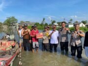 Kapolsek Tarumajaya Berikan Bantuan Sosial Kepada Warga Terdampak Banjir.