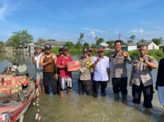 Kapolsek Tarumajaya Berikan Bantuan Sosial Kepada Warga Terdampak Banjir.