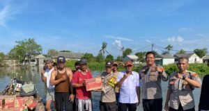 Kapolsek Tarumajaya Berikan Bantuan Sosial Kepada Warga Terdampak Banjir.