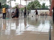 Gelar Kegiatan Jum’at Bersih di Tempat Ibadah, Kapolsek Setu Salurkan Bantuan Kepada DKM Al-Fawas Nurul Qufron.