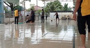 Gelar Kegiatan Jum’at Bersih di Tempat Ibadah, Kapolsek Setu Salurkan Bantuan Kepada DKM Al-Fawas Nurul Qufron.