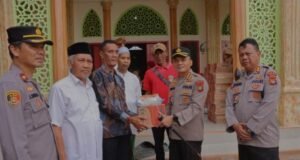 Kapolres Metro Bekasi Pimpin Bakti Sosial Bagi Warga Terdampak Banjir Di Babelan.
