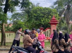 Kapolres Sarolangun Didampingi Ketua Cabang Bhayangkari Sarolangun, Bakti Sosial Bagi Takjil.