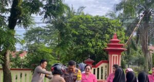 Kapolres Sarolangun Didampingi Ketua Cabang Bhayangkari Sarolangun, Bakti Sosial Bagi Takjil.