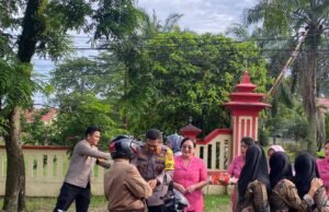 Kapolres Sarolangun Didampingi Ketua Cabang Bhayangkari Sarolangun, Bakti Sosial Bagi Takjil.