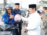 Pemdes Sukadanau Baksos Berbagi 400 Takjil Kepada Pengendara Yang Melintas.