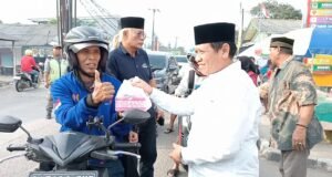 Pemdes Sukadanau Baksos Berbagi 400 Takjil Kepada Pengendara Yang Melintas.