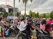 Polres Sarolangun bersama Bhayangkari Gandeng Organisasi Mahasiswa Sarolangun dan Anak Motor Bagikan Ratusan Takjil.