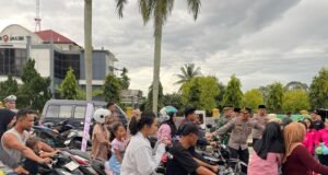 Polres Sarolangun bersama Bhayangkari Gandeng Organisasi Mahasiswa Sarolangun dan Anak Motor Bagikan Ratusan Takjil.