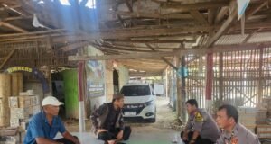 Bhabinkamtibmas Desa Jayalaksana, Lakukan Silaturahmi Kerumah Kepala Desa Jayalaksana.