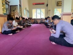Selama Ramadhan Polres Sarolangun Rutin Gelar Tadarusan, AKBP Budi Prasetya Ikut Mengaji Bersama Personil.