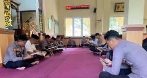 Selama Ramadhan Polres Sarolangun Rutin Gelar Tadarusan, AKBP Budi Prasetya Ikut Mengaji Bersama Personil.