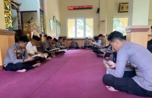 Selama Ramadhan Polres Sarolangun Rutin Gelar Tadarusan, AKBP Budi Prasetya Ikut Mengaji Bersama Personil.