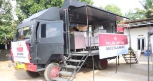 Polri Untuk Masyarakat, Polres Sarolangun Bersama Satbrimob Polda Jambi Dirikan Dapur Lapangan Untuk Korban Banjir