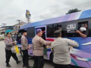 Wujud kepedulian kepada Masyarakat, Polsek Cikarang Barat Bagikan Ratusan Takjil Gratis kepada Pengguna Jalan dan Masyarakat