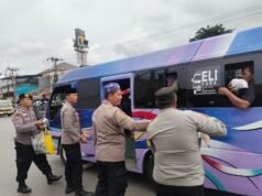 Wujud kepedulian kepada Masyarakat, Polsek Cikarang Barat Bagikan Ratusan Takjil Gratis kepada Pengguna Jalan dan Masyarakat