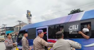 Wujud kepedulian kepada Masyarakat, Polsek Cikarang Barat Bagikan Ratusan Takjil Gratis kepada Pengguna Jalan dan Masyarakat