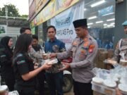 Wujud Meriahkan Bulan Ramadhan, Polsek Setu rutin Bagikan Takjil Gratis kepada Masyarakat dan Pengguna Jalan