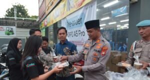 Wujud Meriahkan Bulan Ramadhan, Polsek Setu rutin Bagikan Takjil Gratis kepada Masyarakat dan Pengguna Jalan