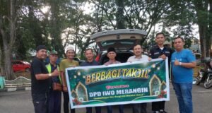 DPD IWO Merangin Bagikan 1000 Takjil Kepada pengendara Roda Dua
