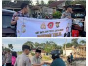 Berbagi itu Indah, Sat Intelkam dan Bag SDM Polres Sarolangun Bersama Eks Geng Motor Bagikan Takjil Bulan Ramadhan 1446 H Kemasyarakat.