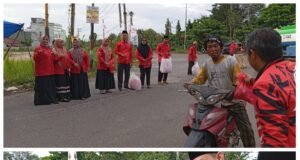Partai PDI-P Kota Prabumulih Berbagi Takjil, Dijalan Lingkar Tugu Songket Gunung Ibul Timur