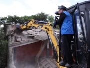 Satpol PP Kabupaten Bekasi Melaksanakan Penertiban Bangunan Liar di Tambun Utara