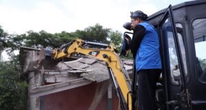 Satpol PP Kabupaten Bekasi Melaksanakan Penertiban Bangunan Liar di Tambun Utara