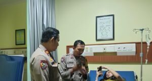 Bhabinkamtibmas Polsek Cikarang Barat Desa Danau Indah, Menolong Perempuan yang akan Melahirkan Seorang Diri