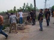 Puluhan Relawan AA Dan Karang Taruna, Melakukan Giat Urug Pelebaran Jalan